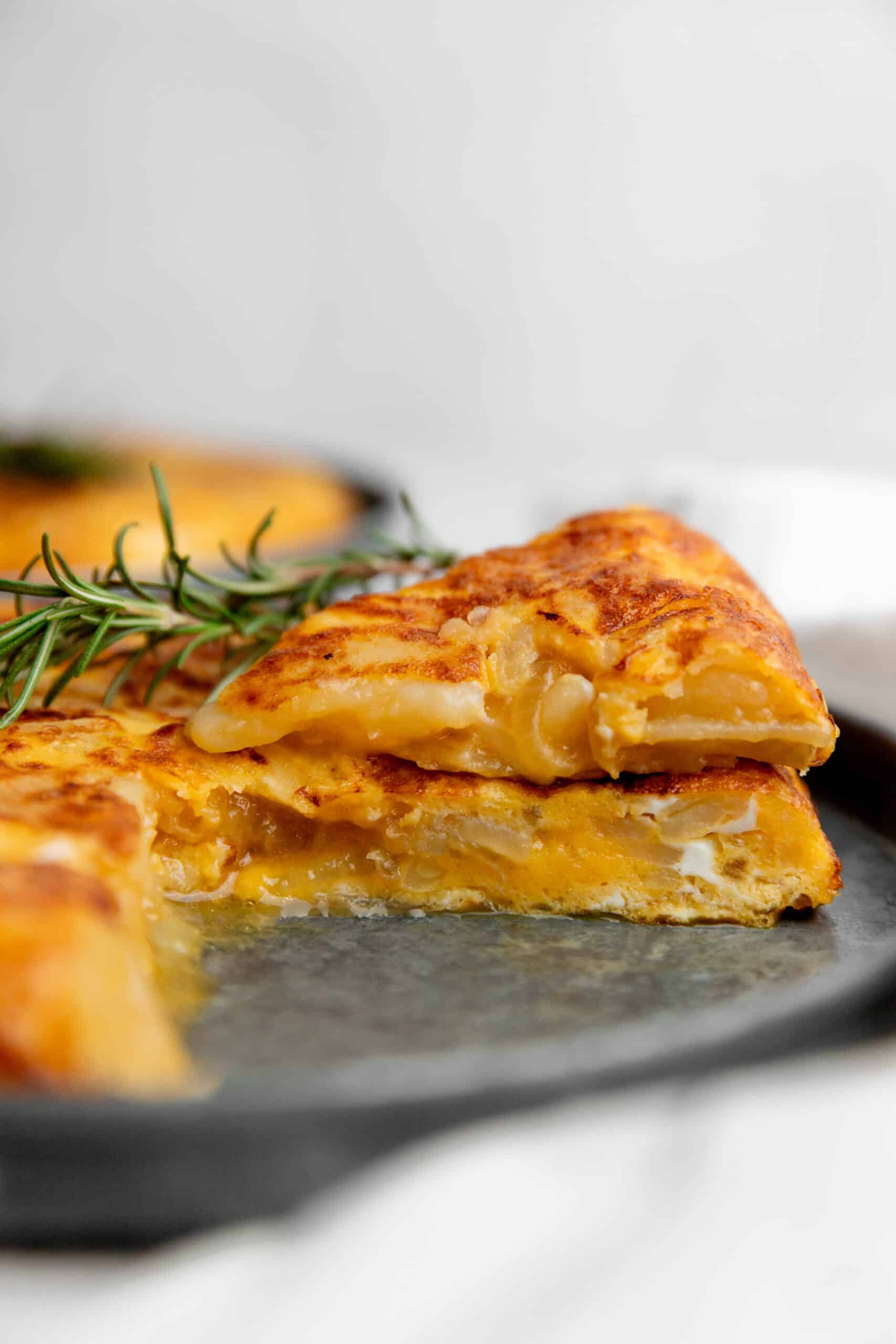 Tortilla española de papa y cebolla (tortilla de patatas)