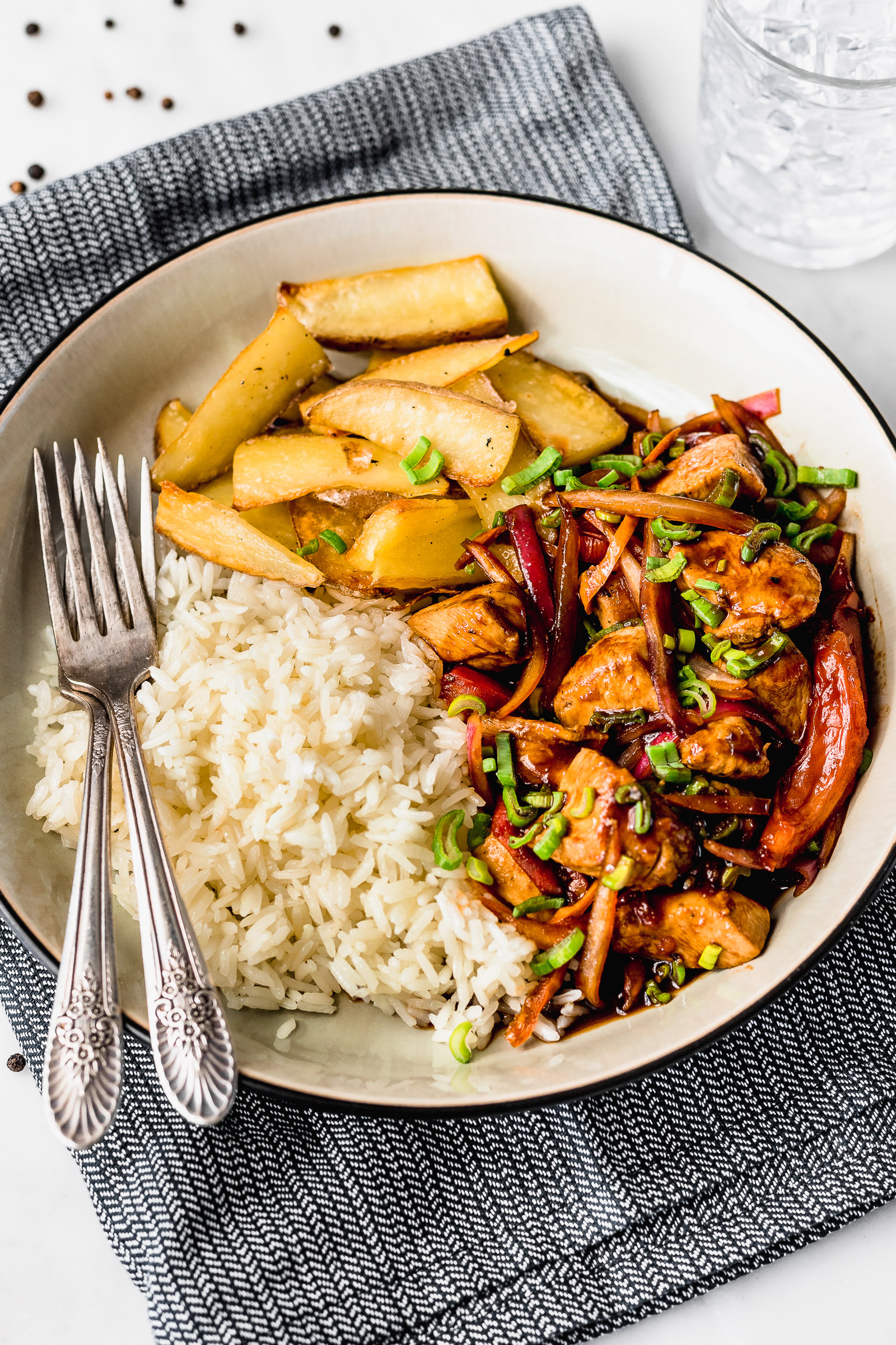 Pollo saltado con papas y arroz - Cravings Journal