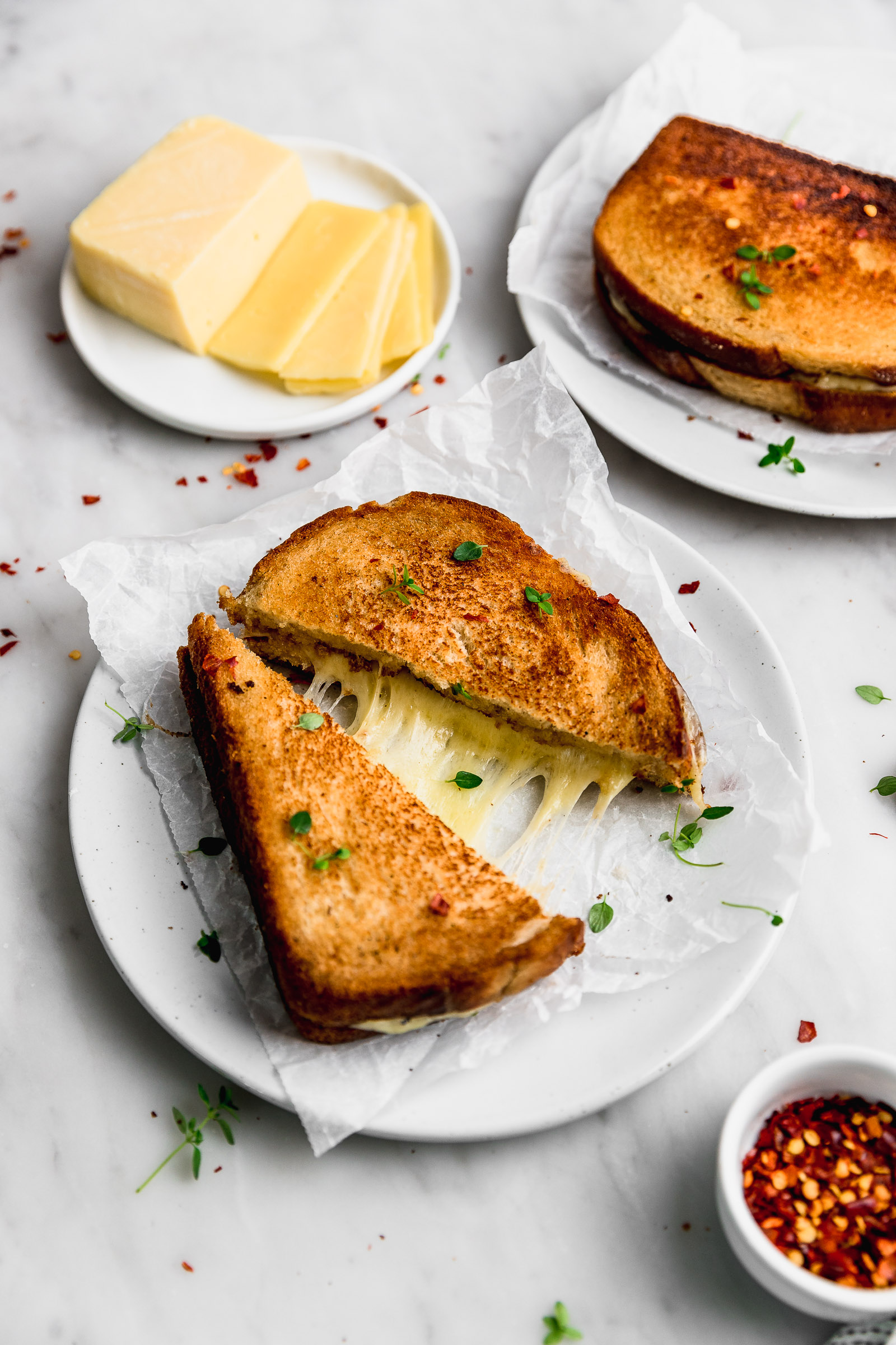 Todos nos merecemos un buen sandwich de queso caliente (grilled cheese). Y aunque es algo sencillo, les tengo un truco genial para que hagan la mejor versión que existe (modestia aparte).