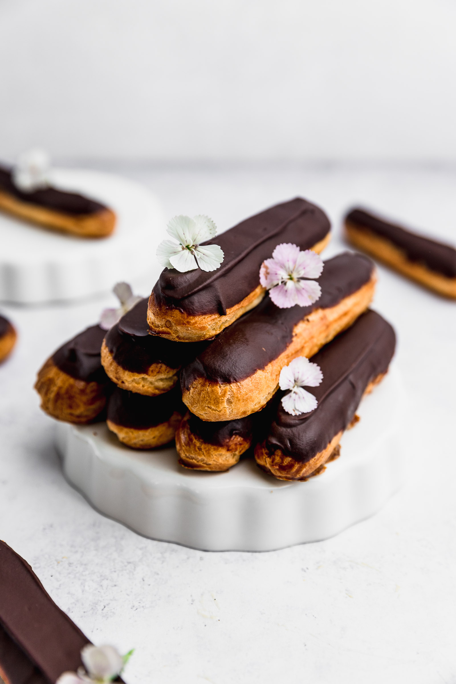 éclairs de chocolate (relámpagos) rellenos con crema pastelera y cubiertos con ganache de chocolate