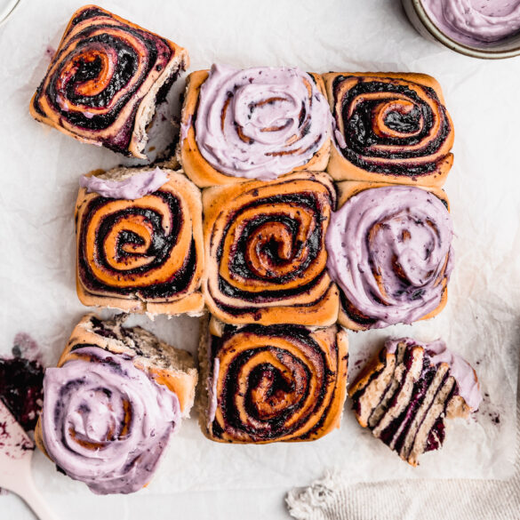 Cinnamon rolls de chocolate con frosting de queso crema Cravings Journal