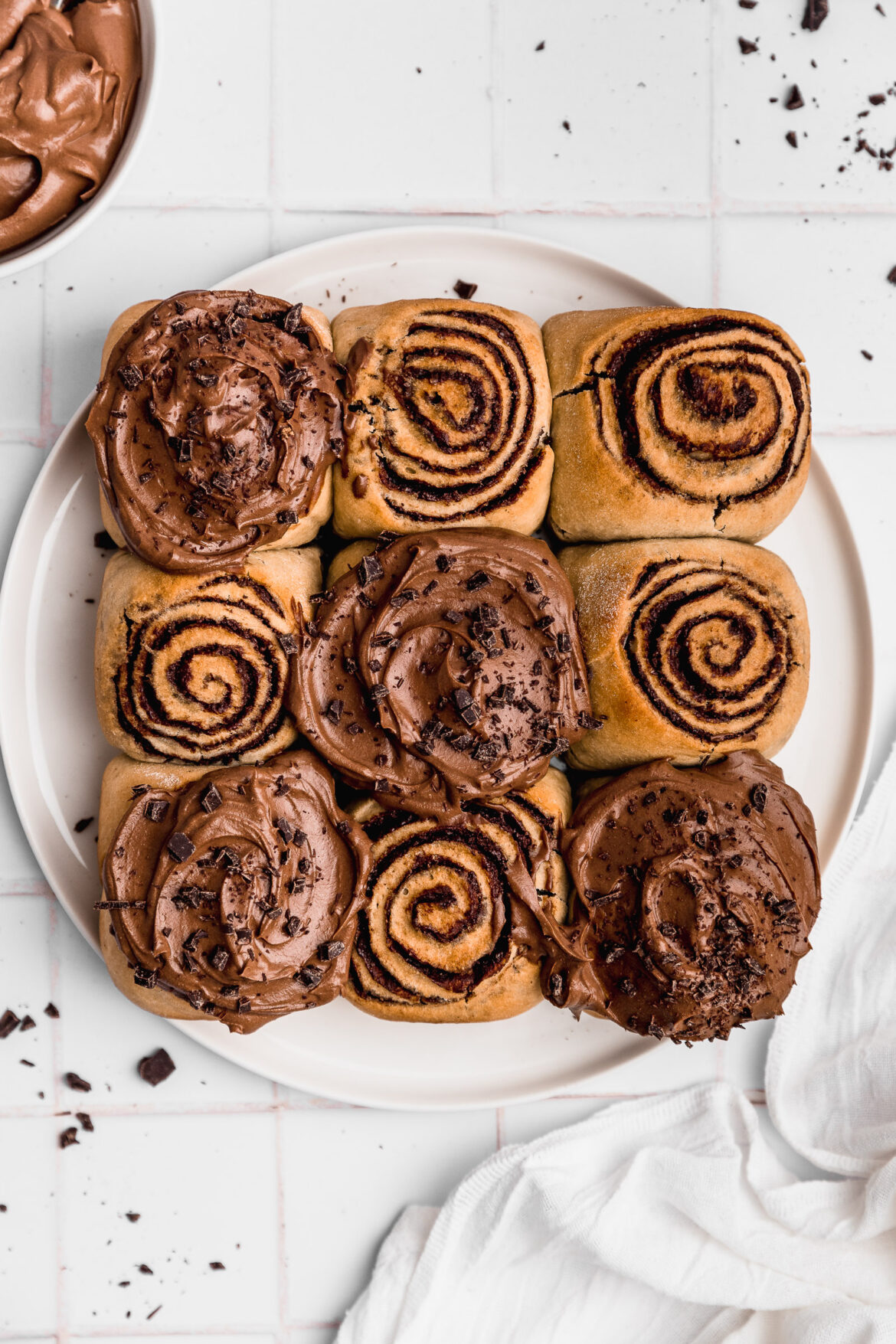 Cinnamon rolls de chocolate con frosting de queso crema Cravings Journal