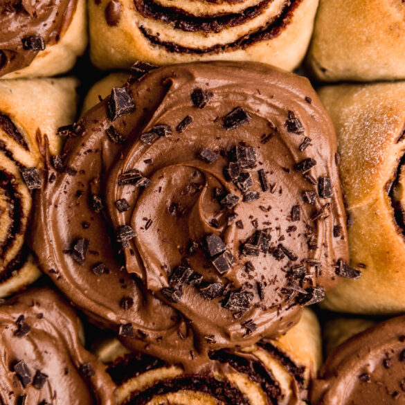 Cinnamon rolls de chocolate con frosting de queso crema Cravings Journal