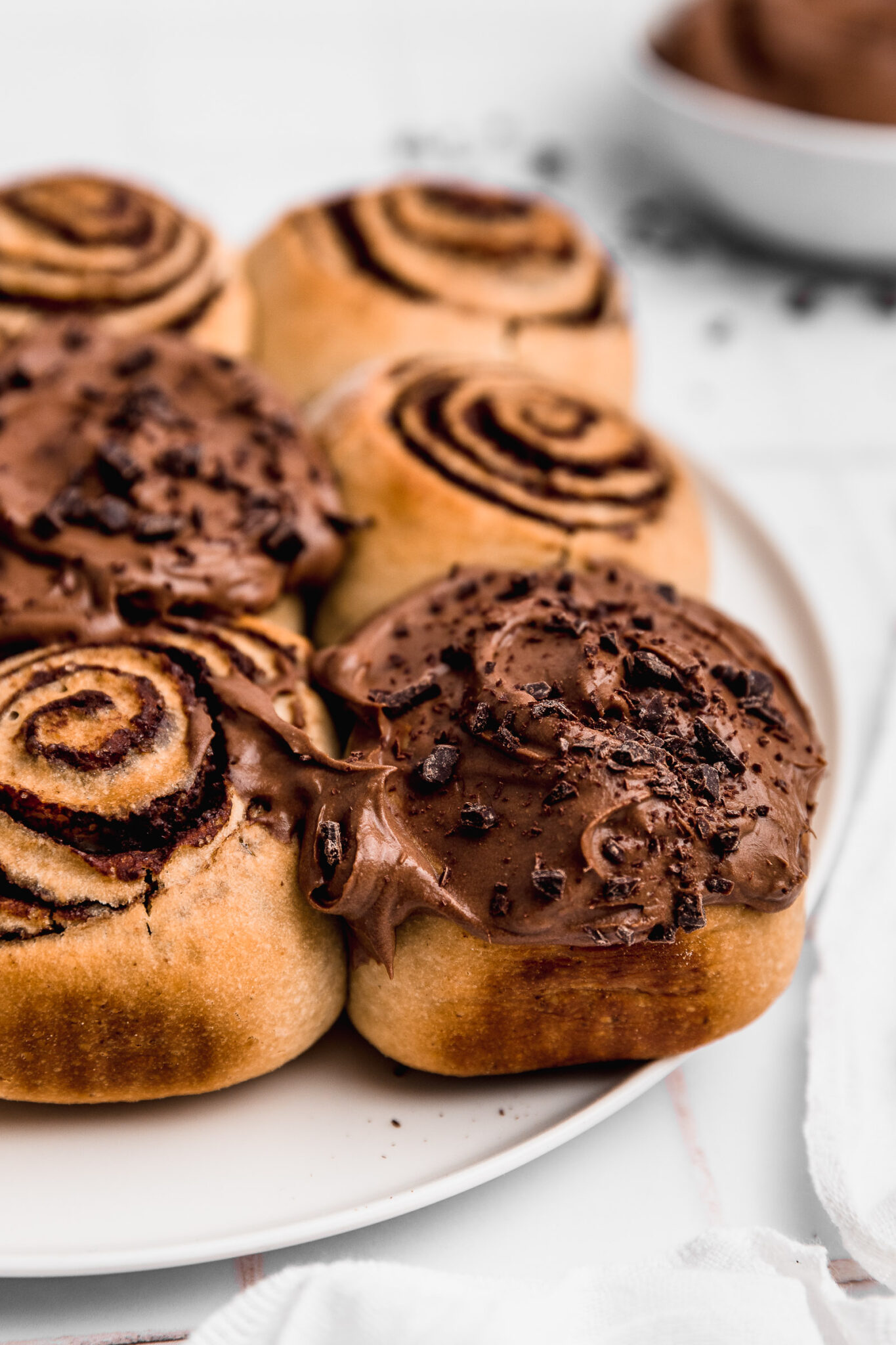 Cinnamon rolls de chocolate con frosting de queso crema Cravings Journal
