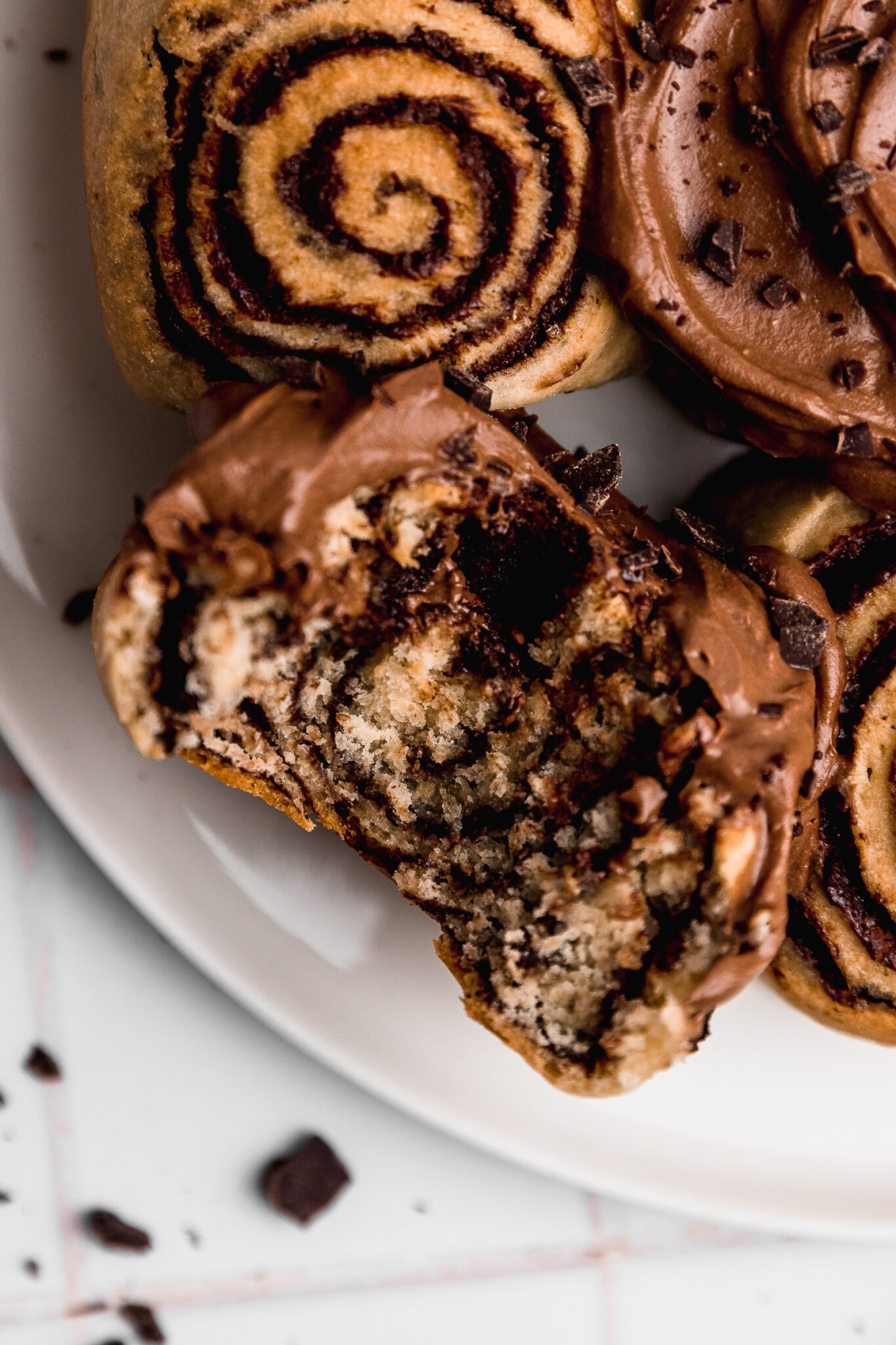 Cinnamon rolls de chocolate con frosting de queso crema Cravings Journal
