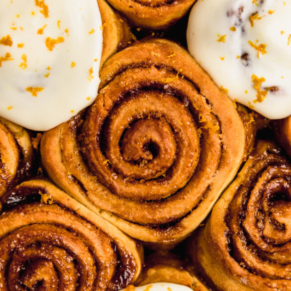 Cinnamon rolls de chocolate con frosting de queso crema Cravings Journal