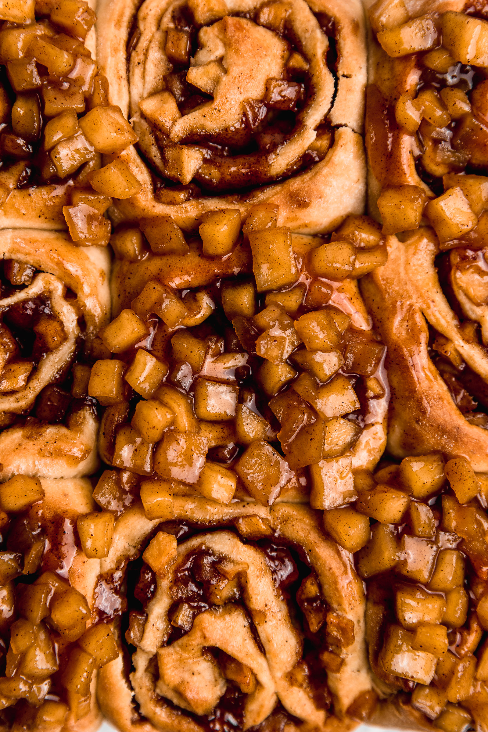 Cinnamon Rolls de Pie de Manzana con Relleno Fácil