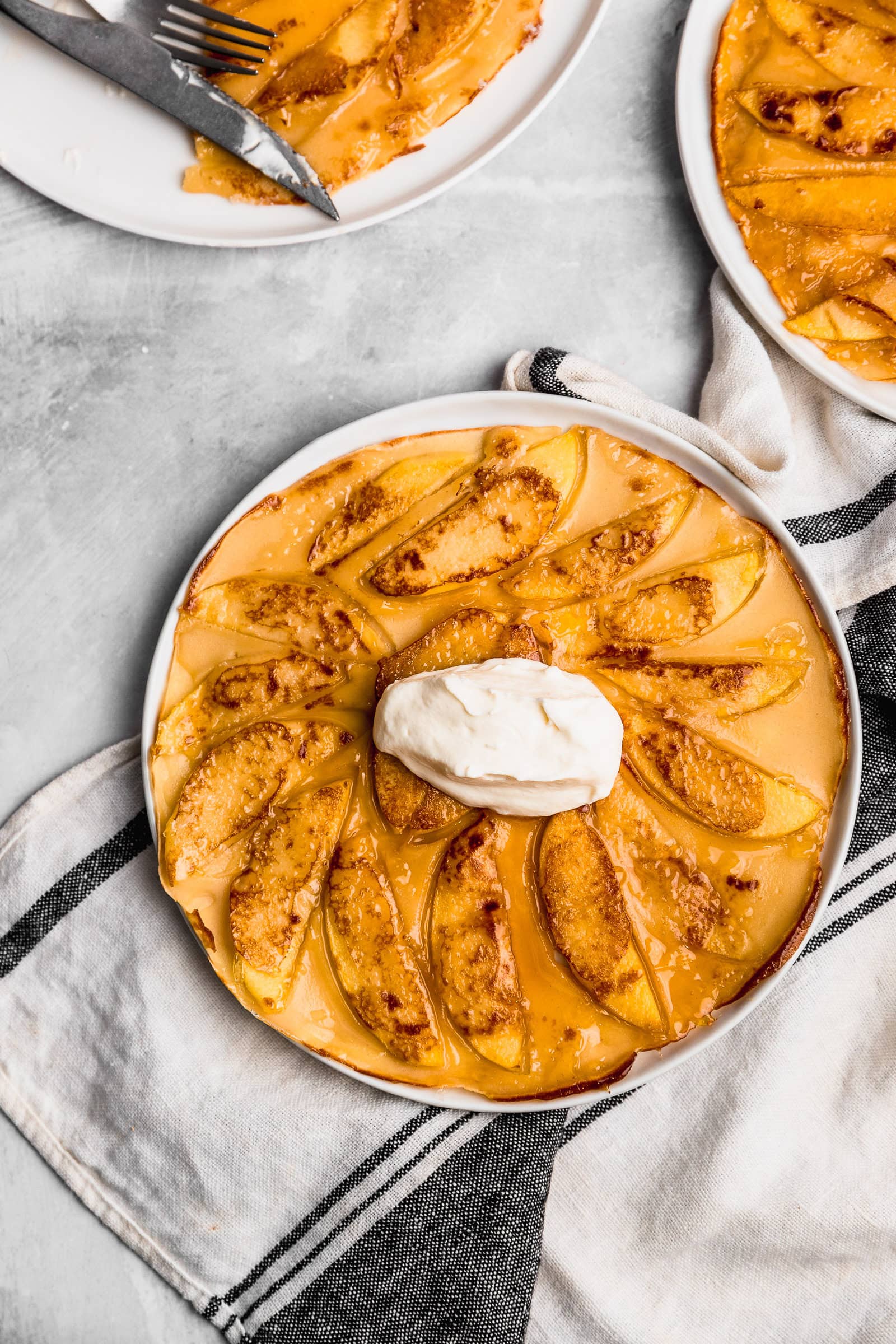 Panqueques de manzana acaramelada panqueques de manzana y caramelo