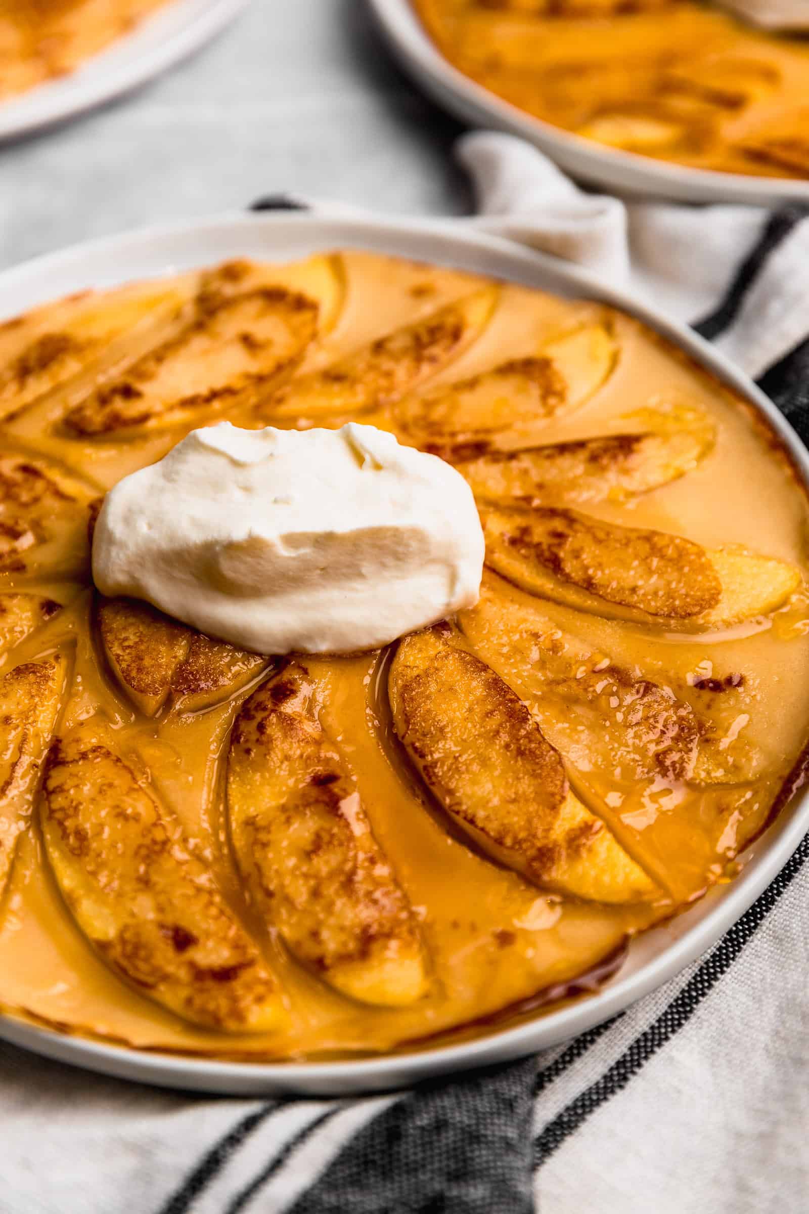 Panqueques de manzana acaramelada panqueques de manzana y caramelo