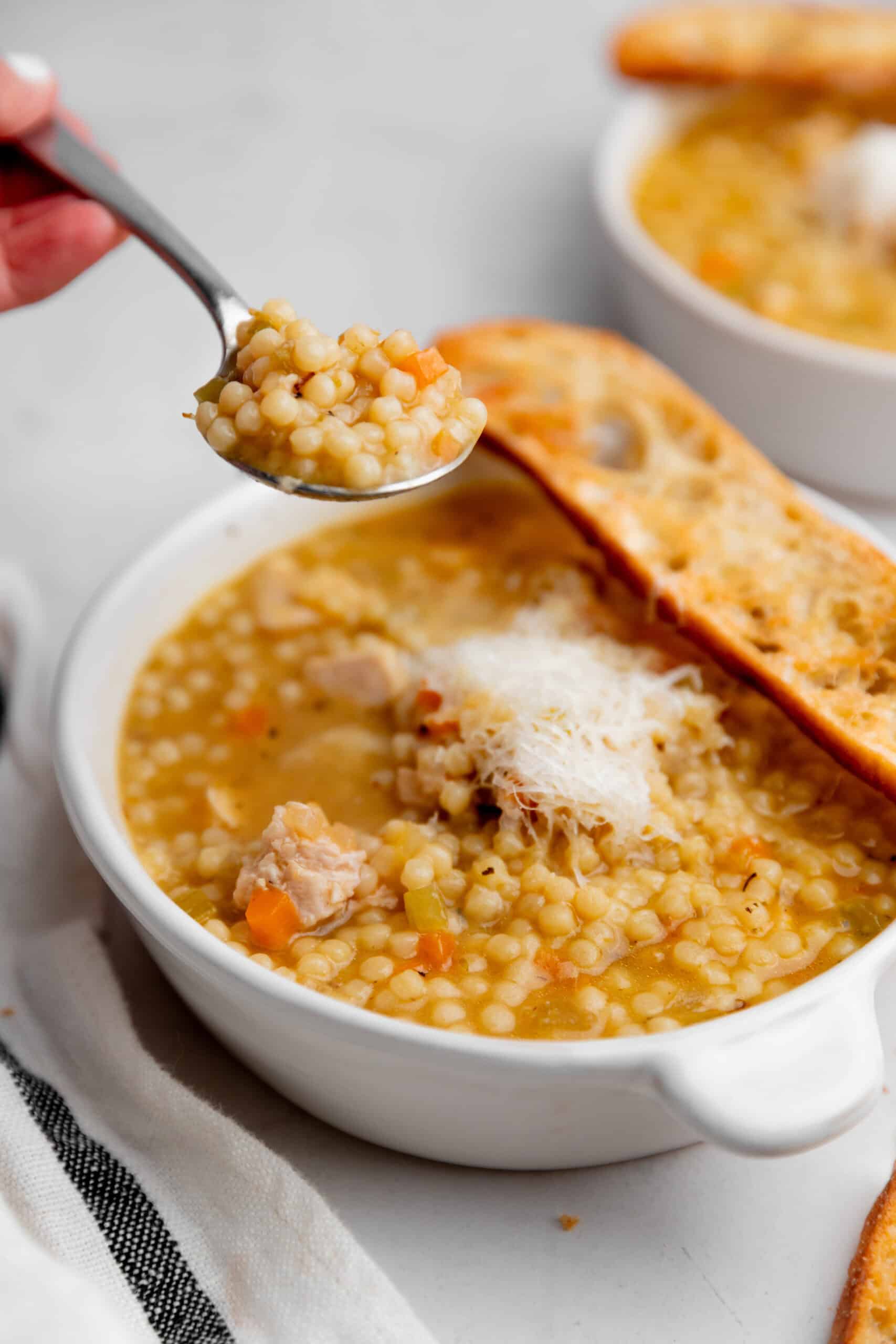Sopa de pollo y pasta con caldo sabroso