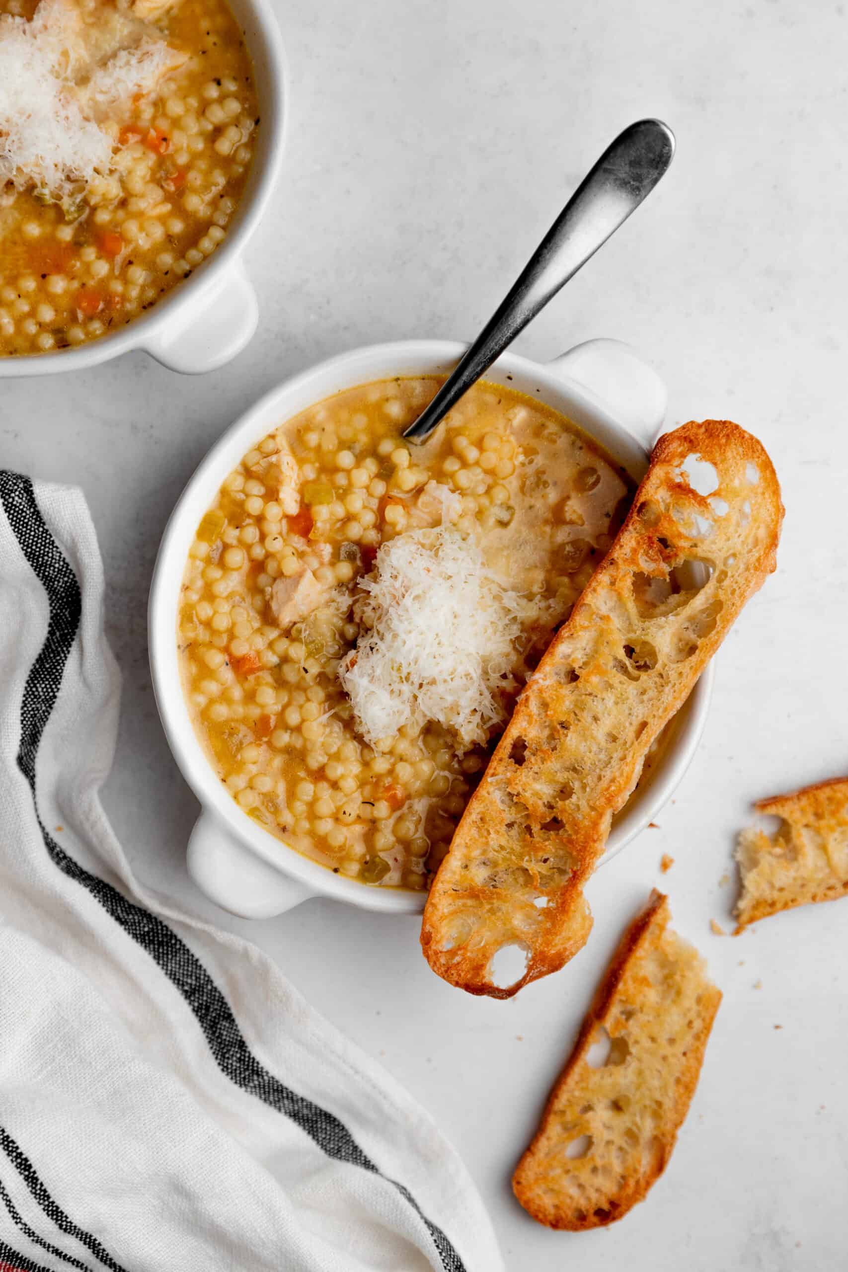 Sopa de pollo y pasta con caldo sabroso
