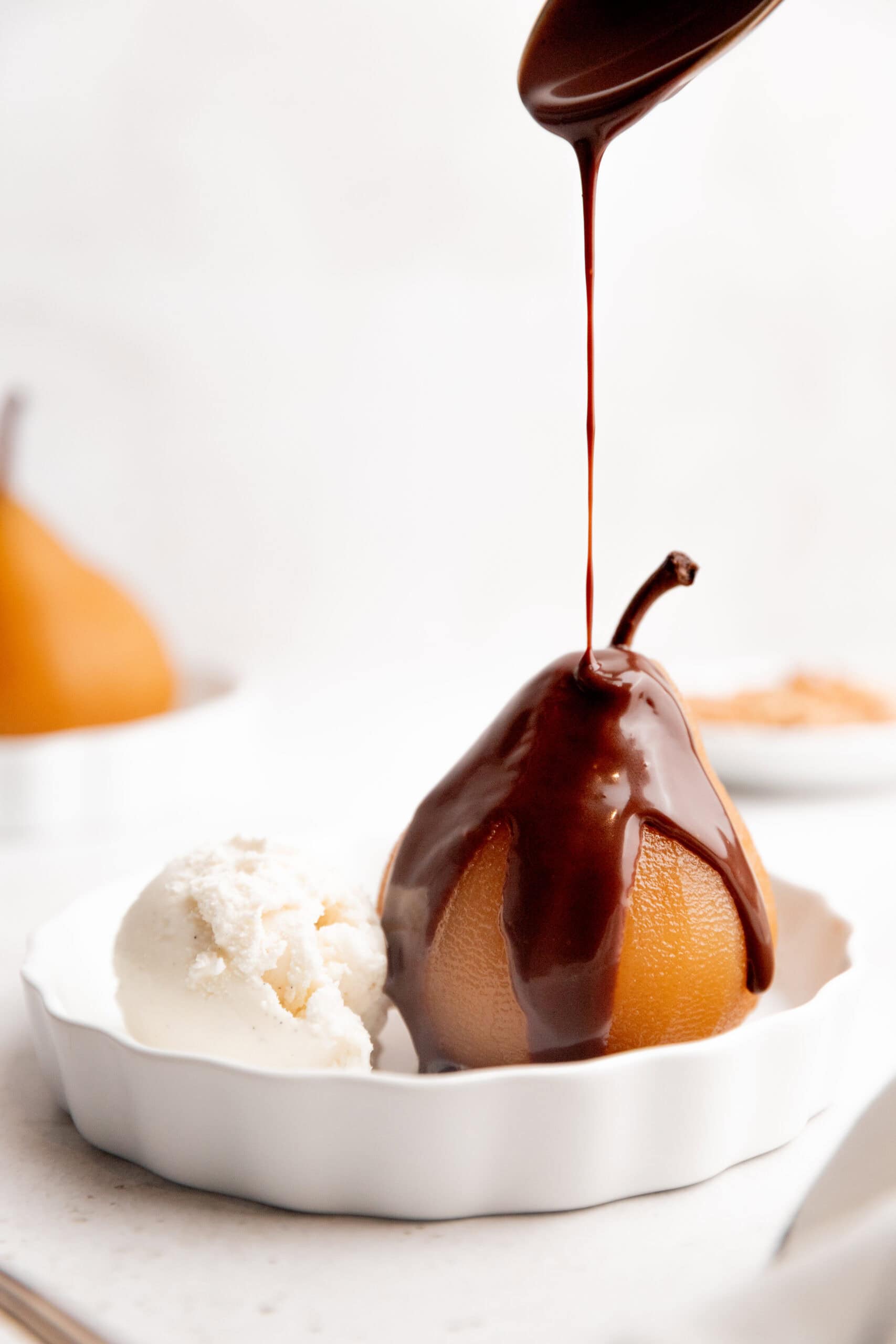Peras Bella helena (Peras pochadas con salsa de chocolate)