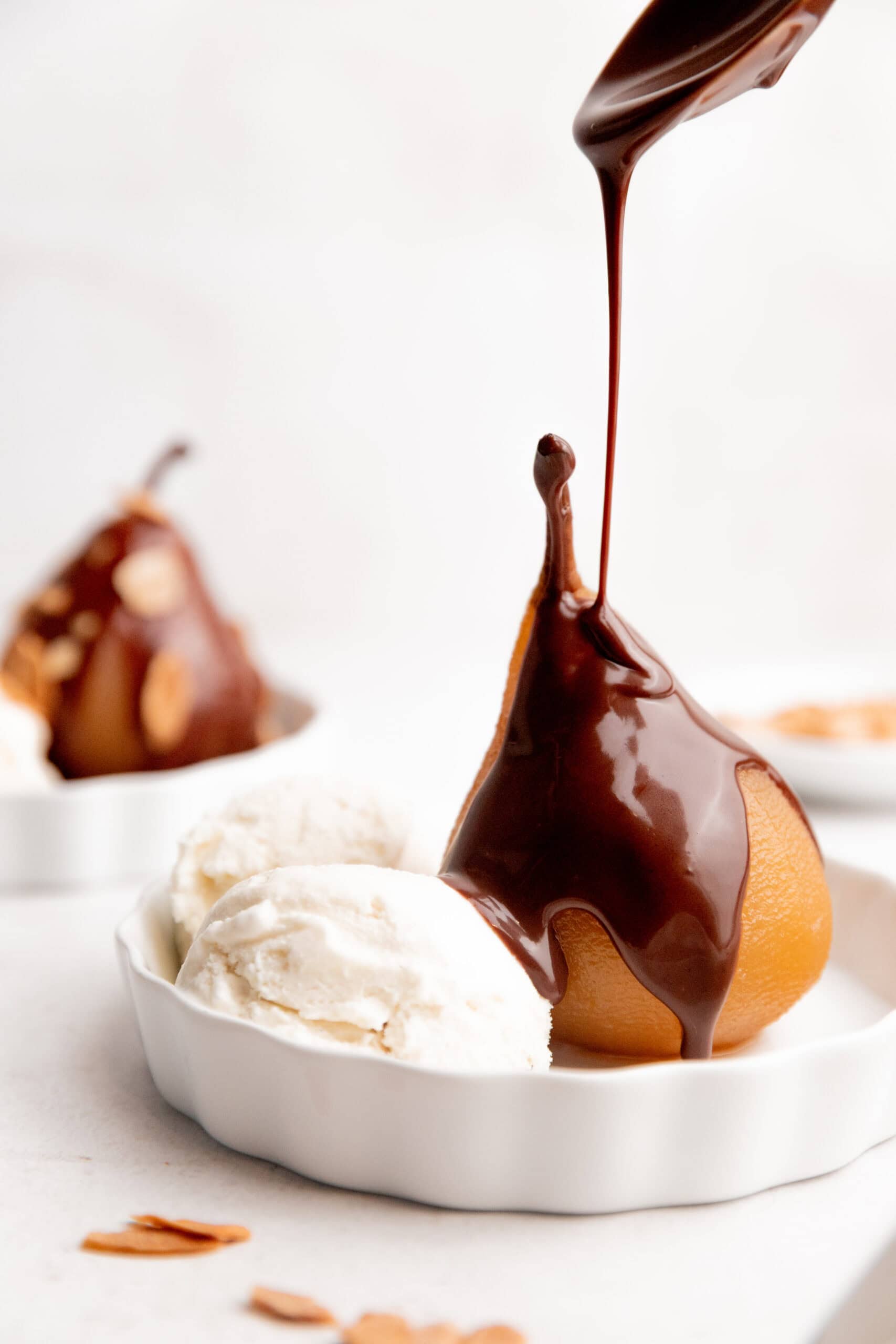 Peras Bella helena (Peras pochadas con salsa de chocolate)