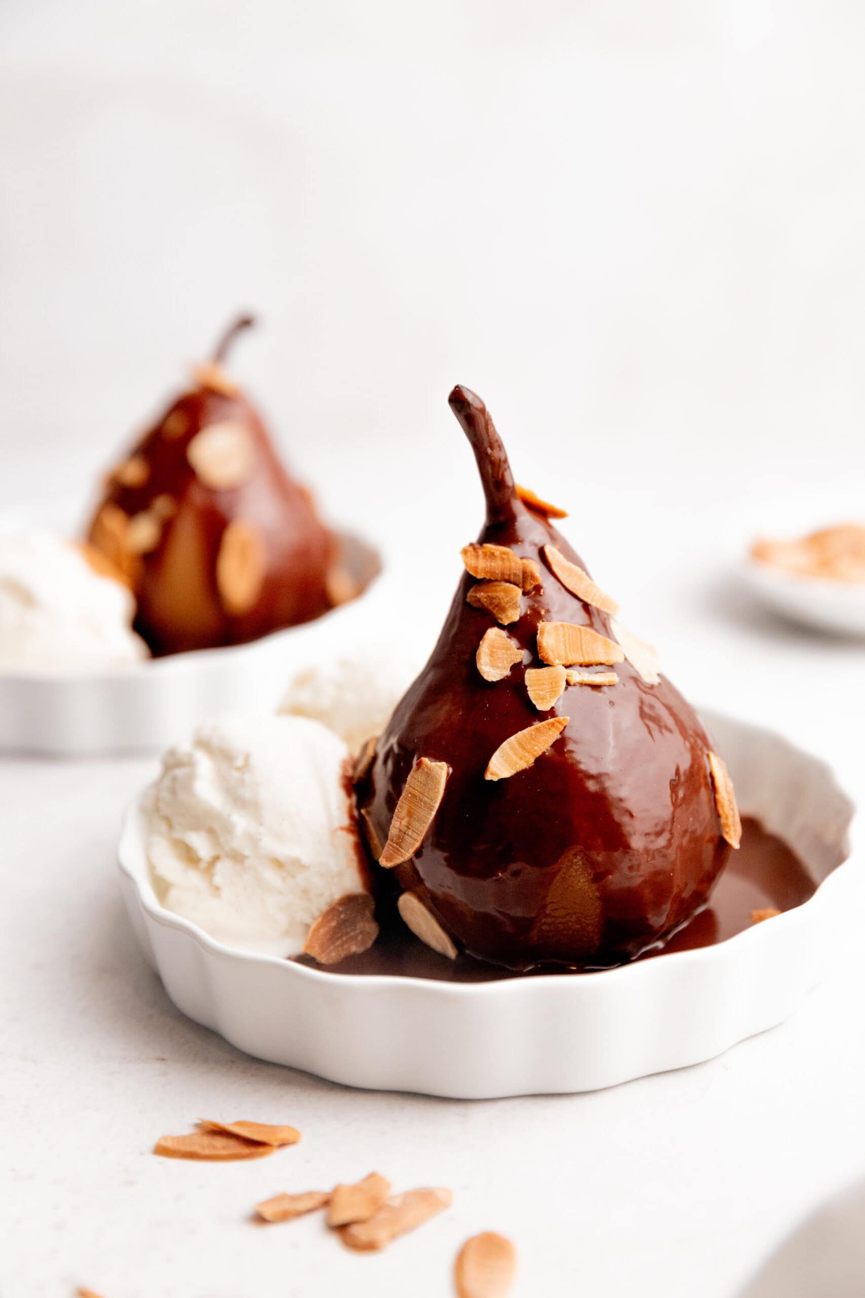 Peras Bella helena (Peras pochadas con salsa de chocolate)